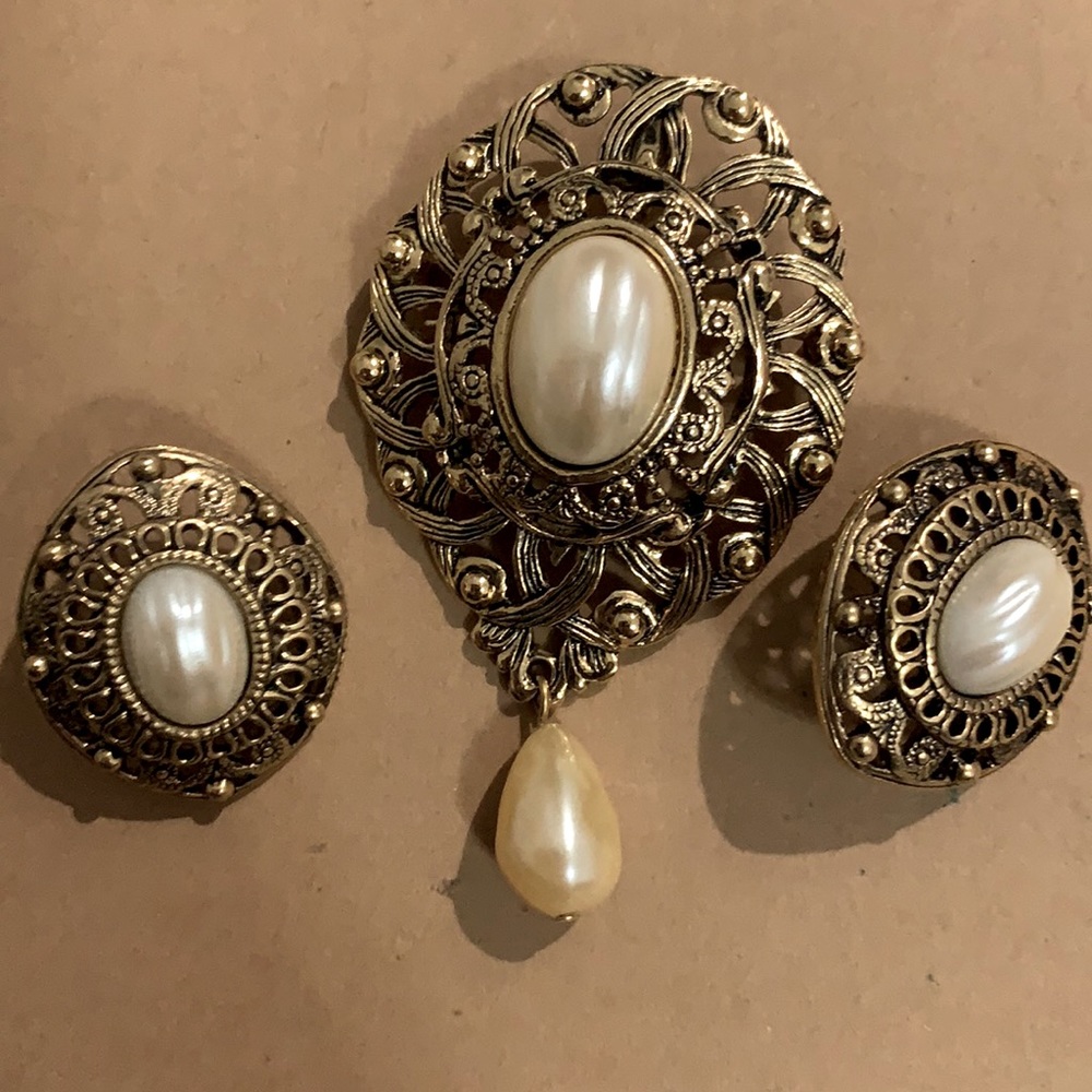 Vintage Brooch Pearl with gold accent with earrings